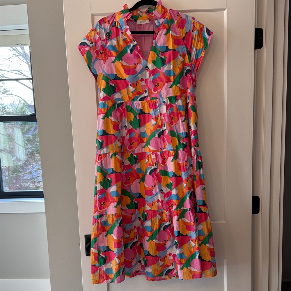 Avara Floral tiered Midi Dress. Small